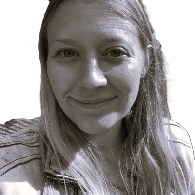 Ik ben Charlotte, klinisch psycholoog en gedragstherapeut en ik zou mezelf durven omschrijven als enthousiast en leergierig. Ik werk graag met jongeren en volwassenen, met diverse problematieken waaronder angsten en trauma.  Als gedragstherapeut ben ik geïnteresseerd in iemands verhaal, oftewel iemands leergeschiedenis. Na exploratie en verduidelijking hiervan, doe ik beroep op mijn ervaring vanuit de schematherapie, dialectische gedragstherapie, Acceptance & Commitment Therapy (ACT) en cognitieve gedragstherapie. Daarnaast heb ik de basisopleiding EMDR op zak, die zijn toepassing kent bij trauma en PTSS. Ik ga graag actief met iemand aan de slag, inzettend op enerzijds acceptatie en anderzijds verandering. Daarbij zal er geregeld gevraagd worden om tussen de sessies door ‘huiswerk’ te maken.  Naast het verkennen van iemands verhaal, zet ik graag in op de noden en behoeften van het individu in de sessie en hecht ik belang aan de opbouw van een therapeutische relatie, welke volgens mij de sleutel is tot een goede samenwerking.