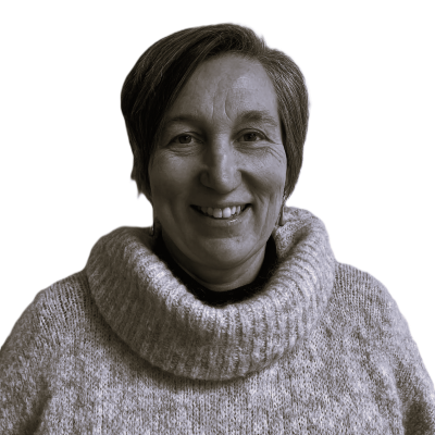 Ik (°1972) studeerde aan de KULeuven en de VUB, behaalde meerdere masters waaronder een master klinische psychologie met onderscheiding.   Ik studeerde af als gedragstherapeut en kreeg meerdere jaren supervisie van Yvonne Barnes-Holmes. Als gedragstherapeut ben ik geboeid door acceptance and commitment therapie (ACT). ACT helpt me om gedrag te begrijpen en zet ik dan ook in binnen mijn therapie.   Ik ben aangesloten bij de Vlaamse Vereniging voor Gedragstherapie, psychologencommissie (nummer: 722113024) en de Vlaamse vereniging van klinisch psychologen. Voor ik als therapeut aan de slag ging was ik tientallen jaren actief in het onderwijs in Brussel ook  als adjunct directeur. Mijn therapeutische basis ligt in een centrum geestelijke gezondheid in de Vlaamse rand en Brussel. Ondertussen ben ik er algemeen directeur.   Therapeutisch ga ik aan de slag met (jong) volwassenen en dat met een diverse problematiek. Mijn referentiekader is deze van de gedragstherapie. Angst, OCD zijn me dus niet vreemd.   Mijn praktijk is gelegen in Jette, vlot bereikbaar met auto of openbaar vervoer. Momenteel staat mijn klinisch werk op een laag pitje. Toch blijf ik graag de vinger aan de pols houden en zie ik op regelmatige basis nog cliënten. 