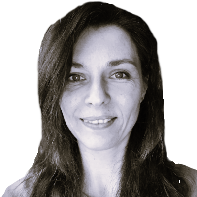 Ik ben Joëlle Narmon, momenteel deeltijds werkzaam in het Brussels University Consultation Center (BRUCC) dat verbonden is aan de VUB. Ik behaalde zowel een master in de arbeids- en organisatiepsychologie als een master in de klinische psychologie. Vervolgens specialiseerde ik me in de systeemtherapie, waar ik inmiddels al meer dan 25 jaar personen, koppels en gezinnen mee verder help. Omdat ik zelf geboren en getogen ben in Brussel ligt deze stad mij nauw aan het hart. Vandaar ook mijn specifieke aandacht voor meertaligheid, zowel in mijn groepspraktijk, de PsychologenAssociatie, als in mijn eigen werk. Verder heb ik uit mijn 20-jarige loopbaan in een revalidatieziekenhuis een bijzonder interesse in neuropsychologie en psychodiagnostiek overgehouden. Vandaag gebruik ik deze kennis en ervaring als coördinator van de testotheek binnen de faculteit Psychologie en Educatiewetenschappen van de VUB. Naast het testotheekbeheer, ben ik tevens actief lid van het Vlaams Forum voor Diagnostiek (VFD) en de Divisie Diversiteit van de Vlaamse Vereniging voor Klinisch Psychologen (VVKP).